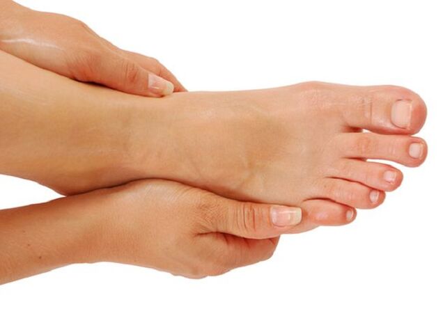 Using a vinegar-based ointment will help treat toenail fungus. 