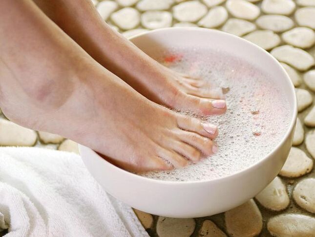 Vinegar baths are an effective toenail fungus treatment